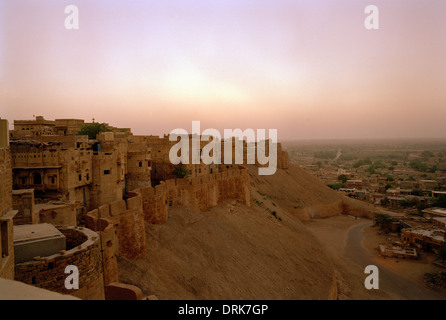 Sunrise-Sonnenaufgang Blick auf den Mauern der Festung von Jaisalmer in Rajasthan in Indien in Südasien. Geschichte historische Schönheit Reisen Eskapismus Fernweh