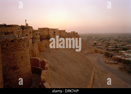 Sunrise-Sonnenaufgang Blick auf den Mauern der Festung von Jaisalmer in Rajasthan in Indien in Südasien. Geschichte historische Schönheit Reisen Eskapismus Fernweh Stockfoto