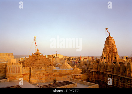 Die Jain-Tempel in Jaisalmer in Rajasthan in Indien in Südasien. Architekturgebäude Kunst antike Geschichte historische Fernweh Eskapismus Reisen Stockfoto