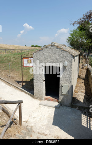 Blick von außen lackiert Grab Leoparden (Leopardi) aus dem 470 v. Chr. etruskischen Nekropole Tarquinia Italien die Stockfoto