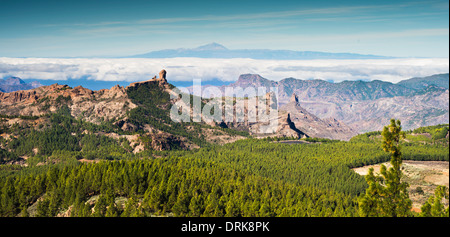 Blick nach Westen vom Pico de Las Nieves, Gran Canaria, mit Roque Nublo, Roque Bentayga und Vulkan Teide, Teneriffa, in Ferne Stockfoto