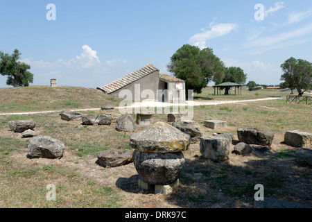 Blick auf ein paar von den kleinen Häusern, die die Gräber an der etruskischen Nekropole Tarquinia Italien zu schützen. Stockfoto