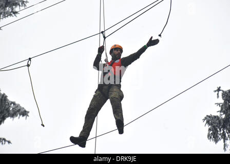 Jeseniky Berge, Tschechische Republik. 28. Januar 2014. Konkurrenten werden während des 20. Winter überleben 2014 internationalen militärischen Wettbewerbs in Jeseniky Berge, Tschechische Republik, auf Dienstag, 28. Januar 2014 gesehen. Das militärische Winter überleben ist ein Ausdauer Polyathlon Wettbewerb Militärpatrouille Betrieb in unbekannten Winter Berggebiet zu simulieren. Dreiköpfige Teams konkurrieren in die anspruchsvollen Veranstaltungen und mehr als nur körperliche Kondition und Ausdauer zeigen. Bildnachweis: Ludek Perina/CTK Foto/Alamy Live-Nachrichten Stockfoto