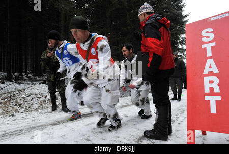 Jeseniky Berge, Tschechische Republik. 28. Januar 2014. Gebirgsjäger der Bundeswehr (Gebirgsjaegern in Mittenwald) werden während des 20. Winter überleben 2014 internationalen militärischen Wettbewerbs in Jeseniky Berge, Tschechische Republik, auf Dienstag, 28. Januar 2014 gesehen. Das militärische Winter überleben ist ein Ausdauer Polyathlon Wettbewerb Militärpatrouille Betrieb in unbekannten Winter Berggebiet zu simulieren. Dreiköpfige Teams konkurrieren in die anspruchsvollen Veranstaltungen und mehr als nur körperliche Kondition und Ausdauer zeigen. Bildnachweis: Ludek Perina/CTK Foto/Alamy Live-Nachrichten Stockfoto