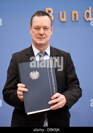 Berlin, Deutschland. 28. Januar 2014. Parlamentarischen Kommissar für die Bundeswehr, Hellmut Koenigshaus, stellt seinen Jahresbericht 2013 auf einer Pressekonferenz in Berlin, Deutschland, 28. Januar 2014. Der Kommissar soll untersuchen mögliche Verletzungen der Grundrechte der Soldaten und das Parlament über den inneren Zustand der Bundeswehr informieren. Foto: Bernd von Jutrczenka/Dpa/Alamy Live News Stockfoto