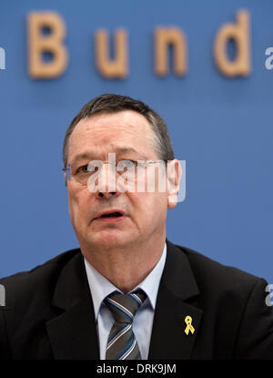 Berlin, Deutschland. 28. Januar 2014. Parlamentarischen Kommissar für die Bundeswehr, Hellmut Koenigshaus, stellt seinen Jahresbericht 2013 auf einer Pressekonferenz in Berlin, Deutschland, 28. Januar 2014. Der Kommissar soll untersuchen mögliche Verletzungen der Grundrechte der Soldaten und das Parlament über den inneren Zustand der Bundeswehr informieren. Foto: Bernd von Jutrczenka/Dpa/Alamy Live News Stockfoto