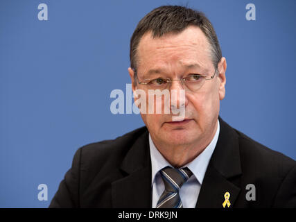 Berlin, Deutschland. 28. Januar 2014. Parlamentarischen Kommissar für die Bundeswehr, Hellmut Koenigshaus, stellt seinen Jahresbericht 2013 auf einer Pressekonferenz in Berlin, Deutschland, 28. Januar 2014. Der Kommissar soll untersuchen mögliche Verletzungen der Grundrechte der Soldaten und das Parlament über den inneren Zustand der Bundeswehr informieren. Foto: Bernd von Jutrczenka/Dpa/Alamy Live News Stockfoto