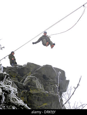 Jeseniky Berge, Tschechische Republik. 28. Januar 2014. Konkurrenten werden während des 20. Winter überleben 2014 internationalen militärischen Wettbewerbs in Jeseniky Berge, Tschechische Republik, auf Dienstag, 28. Januar 2014 gesehen. Das militärische Winter überleben ist ein Ausdauer Polyathlon Wettbewerb Militärpatrouille Betrieb in unbekannten Winter Berggebiet zu simulieren. Dreiköpfige Teams konkurrieren in die anspruchsvollen Veranstaltungen und mehr als nur körperliche Kondition und Ausdauer zeigen. Bildnachweis: Ludek Perina/CTK Foto/Alamy Live-Nachrichten Stockfoto