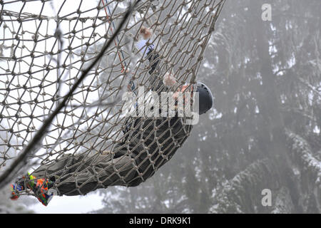 Jeseniky Berge, Tschechische Republik. 28. Januar 2014. Konkurrenten werden während des 20. Winter überleben 2014 internationalen militärischen Wettbewerbs in Jeseniky Berge, Tschechische Republik, auf Dienstag, 28. Januar 2014 gesehen. Das militärische Winter überleben ist ein Ausdauer Polyathlon Wettbewerb Militärpatrouille Betrieb in unbekannten Winter Berggebiet zu simulieren. Dreiköpfige Teams konkurrieren in die anspruchsvollen Veranstaltungen und mehr als nur körperliche Kondition und Ausdauer zeigen. Bildnachweis: Ludek Perina/CTK Foto/Alamy Live-Nachrichten Stockfoto