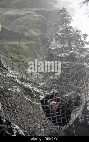 Jeseniky Berge, Tschechische Republik. 28. Januar 2014. Konkurrenten werden während des 20. Winter überleben 2014 internationalen militärischen Wettbewerbs in Jeseniky Berge, Tschechische Republik, auf Dienstag, 28. Januar 2014 gesehen. Das militärische Winter überleben ist ein Ausdauer Polyathlon Wettbewerb Militärpatrouille Betrieb in unbekannten Winter Berggebiet zu simulieren. Dreiköpfige Teams konkurrieren in die anspruchsvollen Veranstaltungen und mehr als nur körperliche Kondition und Ausdauer zeigen. Bildnachweis: Ludek Perina/CTK Foto/Alamy Live-Nachrichten Stockfoto