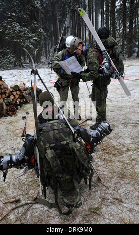 Jeseniky Berge, Tschechische Republik. 28. Januar 2014. Konkurrenten werden während des 20. Winter überleben 2014 internationalen militärischen Wettbewerbs in Jeseniky Berge, Tschechische Republik, auf Dienstag, 28. Januar 2014 gesehen. Das militärische Winter überleben ist ein Ausdauer Polyathlon Wettbewerb Militärpatrouille Betrieb in unbekannten Winter Berggebiet zu simulieren. Dreiköpfige Teams konkurrieren in die anspruchsvollen Veranstaltungen und mehr als nur körperliche Kondition und Ausdauer zeigen. Bildnachweis: Ludek Perina/CTK Foto/Alamy Live-Nachrichten Stockfoto