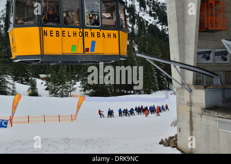 Nebelhorn Cablecar Docking bei 1. Der 2 Umsteigestationen zum Nebelhorn Gipfel (2.224m).Skifahrer steigen auf Skibikes, Oberstdorf, ab Stockfoto