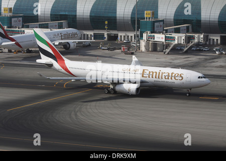 Emirates Airlines Airbus A330-200 Rollzeiten Out für den Abflug vom Flughafen Dubai, Vereinigte Arabische Emirate Stockfoto