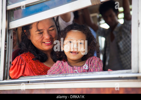 Mutter und Tochter in einem Bus in Yangon, Myanmar Stockfoto