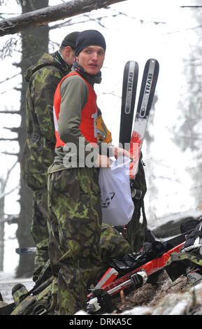 Jeseniky Berge, Tschechische Republik. 28. Januar 2014. Konkurrenten werden während des 20. Winter überleben 2014 internationalen militärischen Wettbewerbs in Jeseniky Berge, Tschechische Republik, auf Dienstag, 28. Januar 2014 gesehen. Das militärische Winter überleben ist ein Ausdauer Polyathlon Wettbewerb Militärpatrouille Betrieb in unbekannten Winter Berggebiet zu simulieren. Dreiköpfige Teams konkurrieren in die anspruchsvollen Veranstaltungen und mehr als nur körperliche Kondition und Ausdauer zeigen. Bildnachweis: Ludek Perina/CTK Foto/Alamy Live-Nachrichten Stockfoto