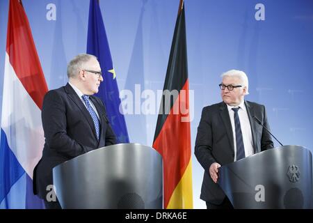 Berlin, Deutschland. 28. Januar 2014. Bundesaußenminister Frank-Walter Steinmeier (SPD) erhält die niederländischen Kollegen Frans Timmermans im Auswärtigen Amt in Berlin. / Bild: Frans Timmermans und niederländische Außenminister Frank-Walter Steinmeier (SPD), deutscher Außenminister. Reynaldo Paganelli/NurPhoto/ZUMAPRESS.com/Alamy © Live-Nachrichten Stockfoto