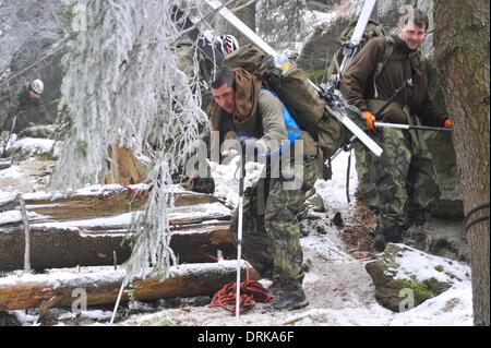 Jeseniky Berge, Tschechische Republik. 28. Januar 2014. Konkurrenten werden während des 20. Winter überleben 2014 internationalen militärischen Wettbewerbs in Jeseniky Berge, Tschechische Republik, auf Dienstag, 28. Januar 2014 gesehen. Das militärische Winter überleben ist ein Ausdauer Polyathlon Wettbewerb Militärpatrouille Betrieb in unbekannten Winter Berggebiet zu simulieren. Dreiköpfige Teams konkurrieren in die anspruchsvollen Veranstaltungen und mehr als nur körperliche Kondition und Ausdauer zeigen. Bildnachweis: Ludek Perina/CTK Foto/Alamy Live-Nachrichten Stockfoto