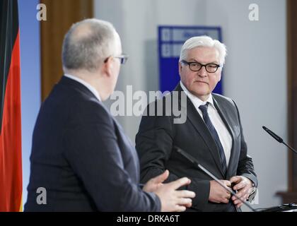 Berlin, Deutschland. 28. Januar 2014. Bundesaußenminister Frank-Walter Steinmeier (SPD) erhält die niederländischen Kollegen Frans Timmermans im Auswärtigen Amt in Berlin. / Bild: Frans Timmermans und niederländische Außenminister Frank-Walter Steinmeier (SPD), deutscher Außenminister. Reynaldo Paganelli/NurPhoto/ZUMAPRESS.com/Alamy © Live-Nachrichten Stockfoto