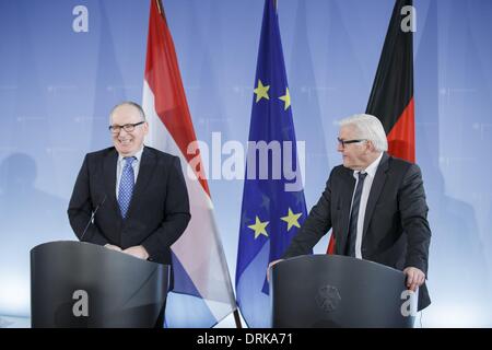 Berlin, Deutschland. 28. Januar 2014. Bundesaußenminister Frank-Walter Steinmeier (SPD) erhält die niederländischen Kollegen Frans Timmermans im Auswärtigen Amt in Berlin. / Bild: Frans Timmermans und niederländische Außenminister Frank-Walter Steinmeier (SPD), deutscher Außenminister. Reynaldo Paganelli/NurPhoto/ZUMAPRESS.com/Alamy © Live-Nachrichten Stockfoto