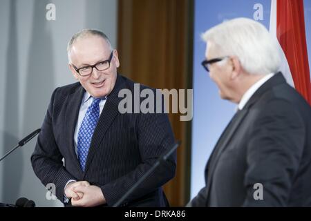 Berlin, Deutschland. 28. Januar 2014. Bundesaußenminister Frank-Walter Steinmeier (SPD) erhält die niederländischen Kollegen Frans Timmermans im Auswärtigen Amt in Berlin. / Bild: Frans Timmermans und niederländische Außenminister Frank-Walter Steinmeier (SPD), deutscher Außenminister. Reynaldo Paganelli/NurPhoto/ZUMAPRESS.com/Alamy © Live-Nachrichten Stockfoto