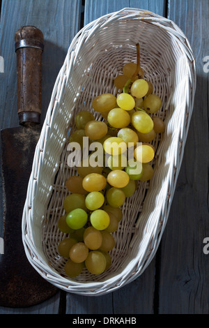 Grüne Trauben (Vitis Vinifera) in weißen Korb Stockfoto