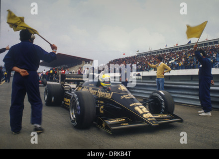 Ayrton Senna in seinem JPS Lotus Renault GP-Auto in der Boxengasse beim Estoril Rennen verfolgen portugiesischen Grand Prix 1985 Stockfoto