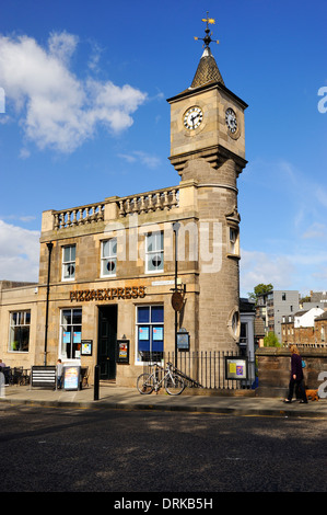 Der Uhrturm (jetzt Pizza Express) in Stockbridge neben Water of Leith, Edinburgh, Schottland Stockfoto