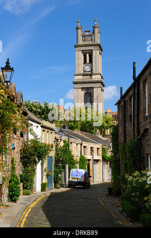 St.-Stephans Kirche Turm aus dem Zirkus Lane in Stockbridge, Edinburgh, Schottland Stockfoto