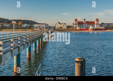 Kurhaus Binz angesehen vom Pier, Binz, Insel Rügen, Landkreis Vorpommern-Rügen, Mecklenburg-Western Pomerania, Deutschland, Europa Stockfoto