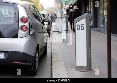 Stock Foto von Elektroautos aufgeladen in Paris, Frankreich Stockfoto