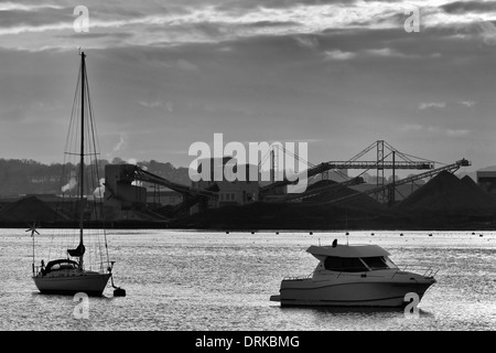 Segelboot und Motorboot am Fluss Medway, schwarz / weiß Bild, abends Sonnenuntergang Bild Stockfoto