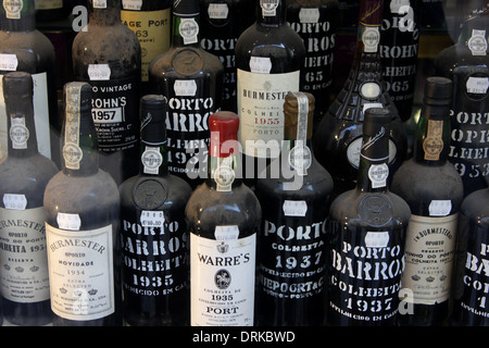 Flaschen Port in einem Schaufenster in Lissabon, Portugal Stockfoto