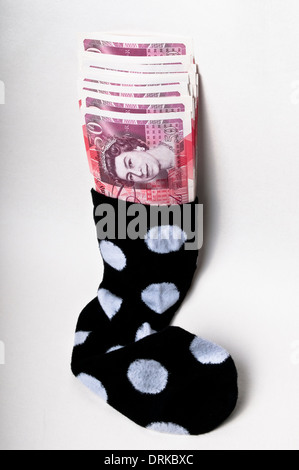 Fünfzig Pfund-Banknoten gefüllt in eine Socke Stockfoto