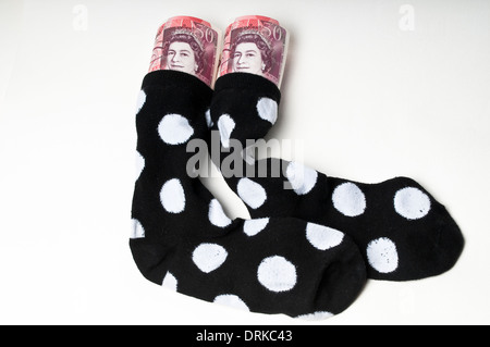 Fünfzig Pfund-Banknoten in ein paar Socken gestopft Stockfoto