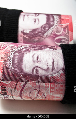 Fünfzig Pfund-Banknoten in ein paar Socken gestopft Stockfoto