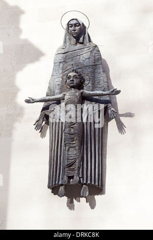 London, Cavendish Quadrat Jacob Epsteins "Madonna mit Kind" im Dekanat Mews Stockfoto