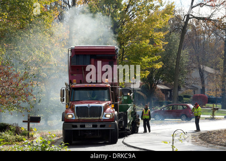 LKW Fertiger Heißasphalt bereitzustellen. Stockfoto