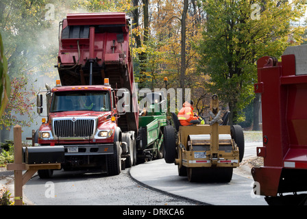 LKW Fertiger Heißasphalt bereitzustellen. Stockfoto