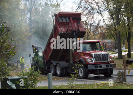 LKW Fertiger Heißasphalt bereitzustellen. Stockfoto