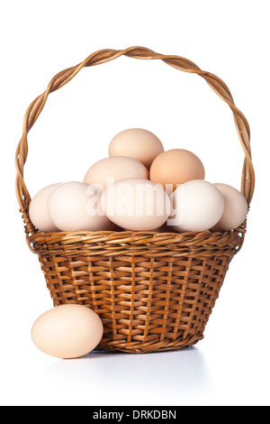 Frische Hühnereier in Korb auf weißem Hintergrund Stockfoto