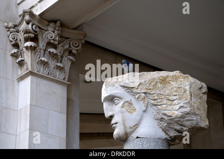 London, England, Vereinigtes Königreich. Kirchhof der St. Pauls - Engelskopf (Emily Young, 2003) Stockfoto