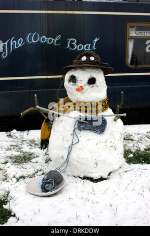 Kevin stricken Schneemann in sein erstes Bild. Im Januar 2013 von Capt Col des Bootes Wolle gemacht. Stockfoto