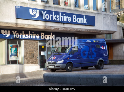 Yorkshire Bank "Church Street"  G4S laden Sicherheit Van durch die hintere Tür des gepanzerten Fahrzeugen in Blackpool, Lancashire, UK Stockfoto