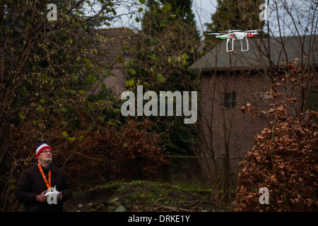 Mann mit Hut fliegt ein remote gesteuerten quadcopter Stockfoto