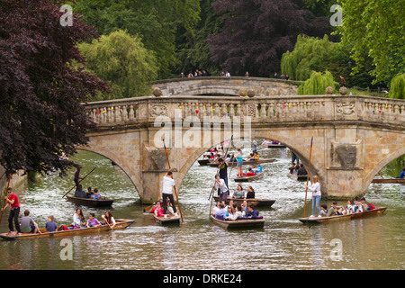 Menschen, die Wetten auf River Cam Clare Bridge Hintergrund, Cambridge, England Stockfoto