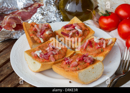 Brot mit Tomaten und Schinken Stockfoto