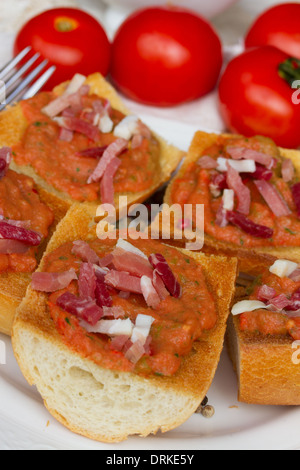 Brot mit Tomaten und Jamon hautnah Stockfoto