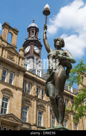 Statue, Old Post Office, Leeds City Square, West Yorkshire, England Stockfoto