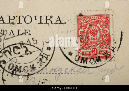 Russische 3 Kopeken-Briefmarke mit einem doppelköpfigen Adler. Alte russische Postkarte. Stockfoto