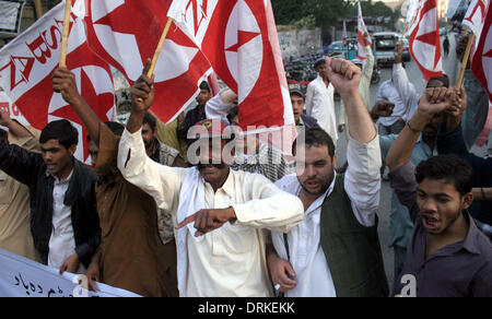 Aktivisten und Unterstützer der Pasban sind Parolen gegen verbotenen auf Sozius von Sindh Home Department, bei einer Protestkundgebung in Karachi-Presse-Club auf Dienstag, 28. Januar 2014 reiten singen. Stockfoto